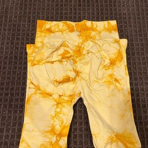 Allure the brand scrunch leggings size large yellow